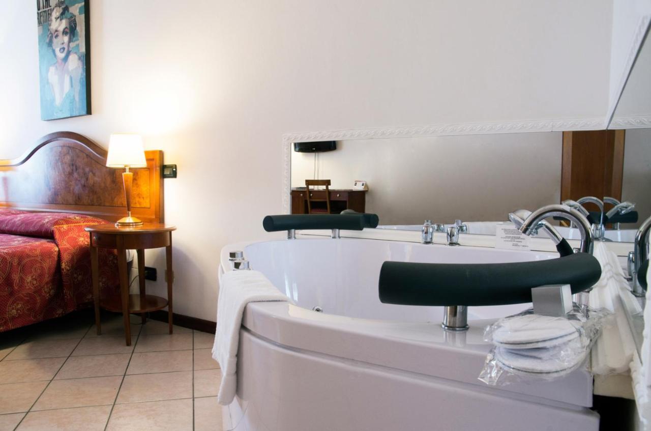 Primotel Brescia Bagian luar foto